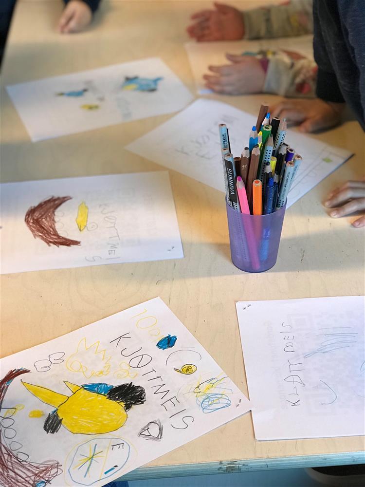 Fargeblyanter og teikningar