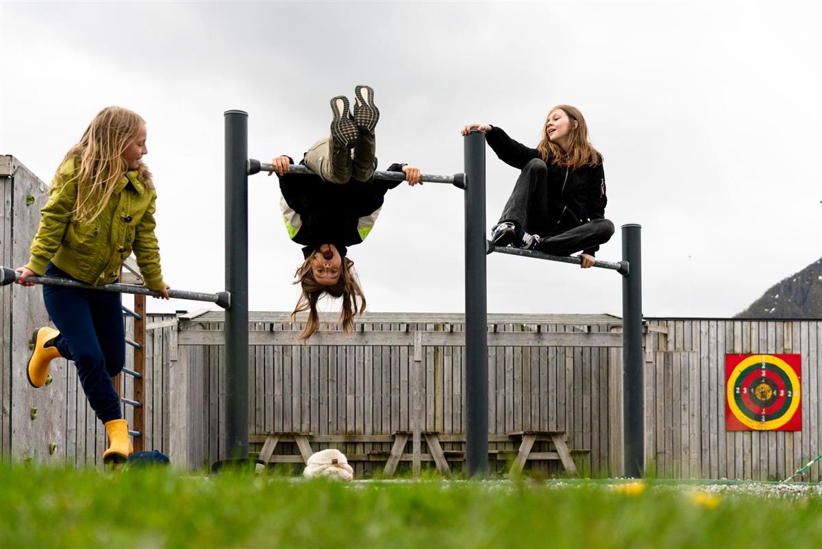 Barn som leikar ute - Klikk for stort bilete