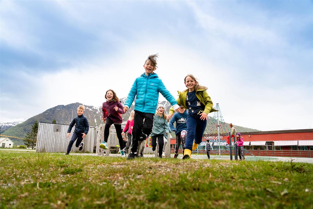 Barn som leikar ute - Klikk for stort bilete