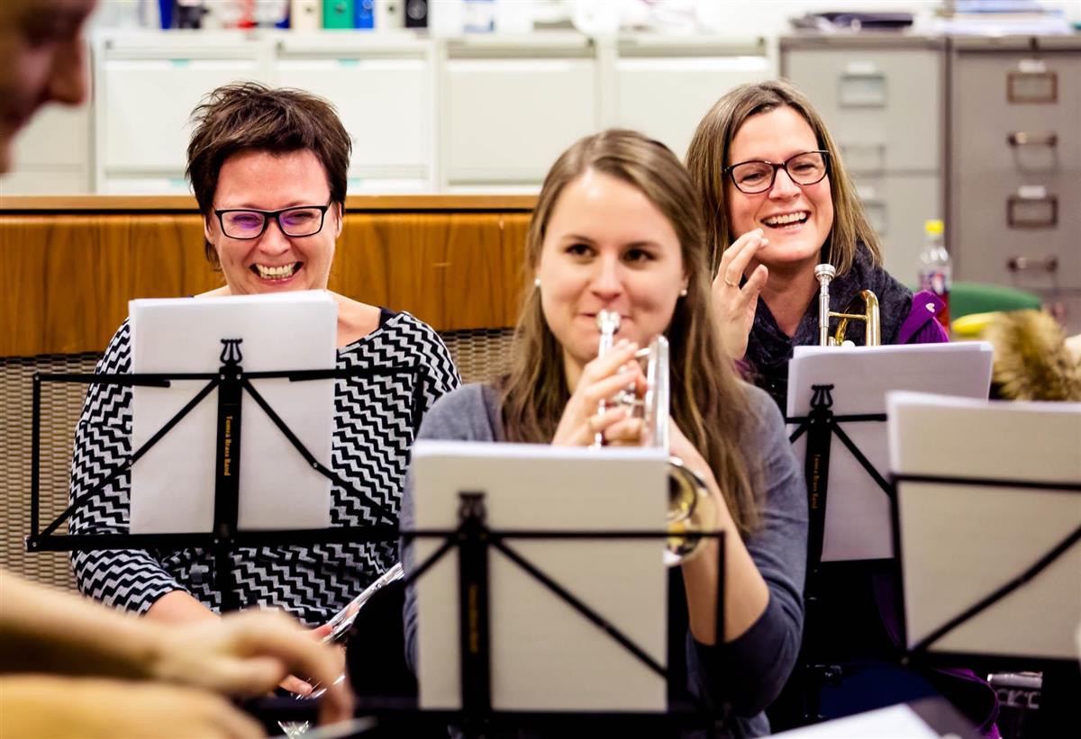 Voksne som spelar musikkinstrument - Klikk for stort bilete