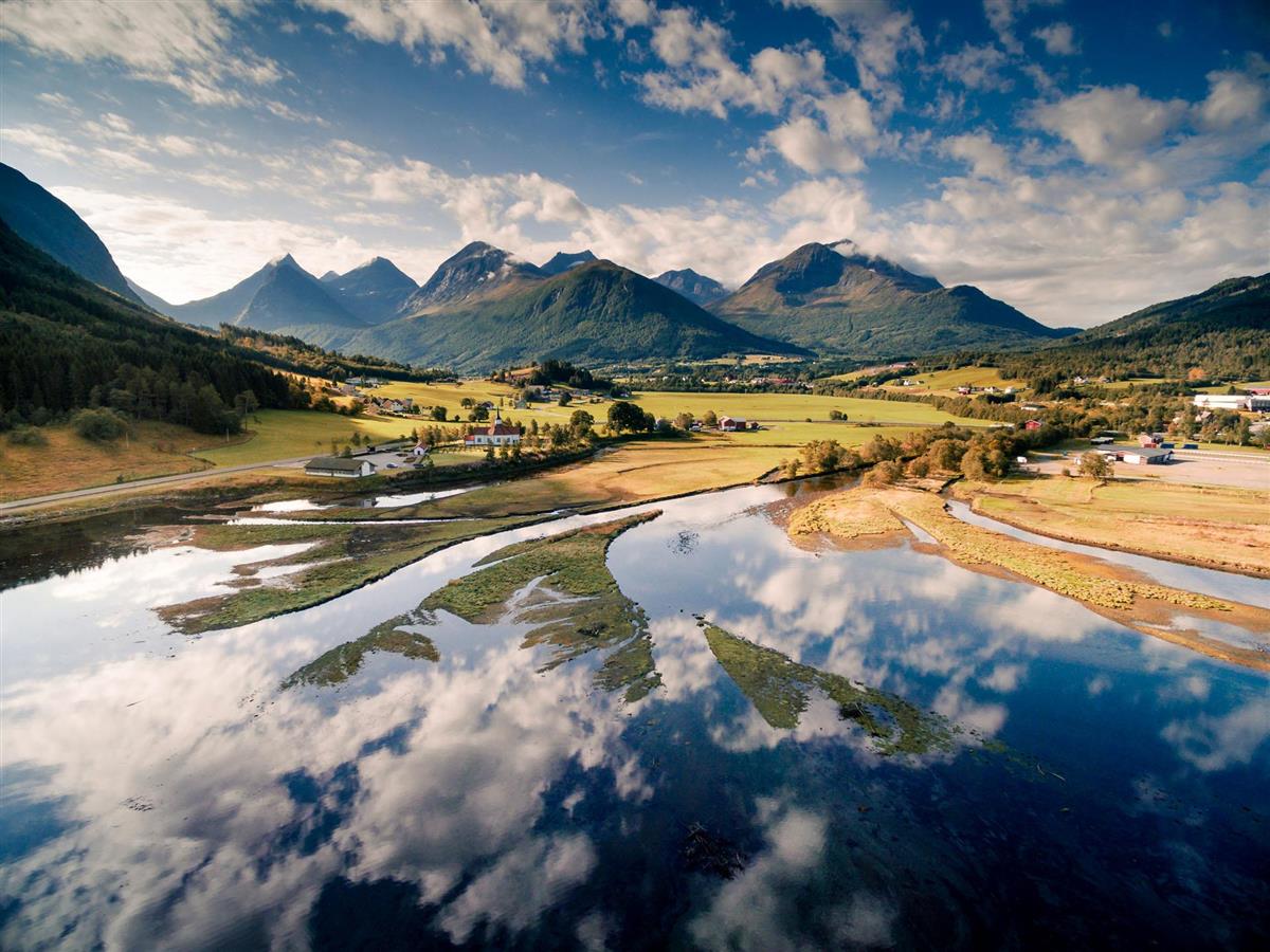Bilete som visar fjell, fjord og elvedelta i Tresfjord - Klikk for stort bilete