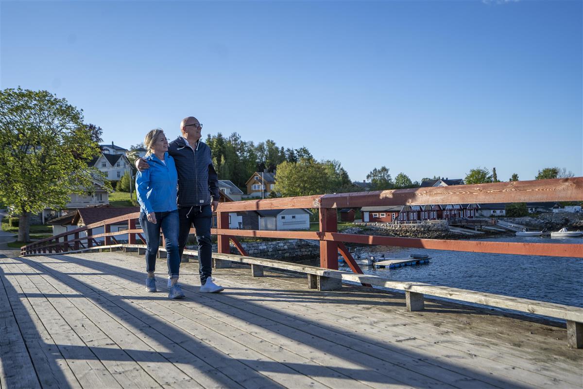 Personar på tur over gamlebrua - Klikk for stort bilete