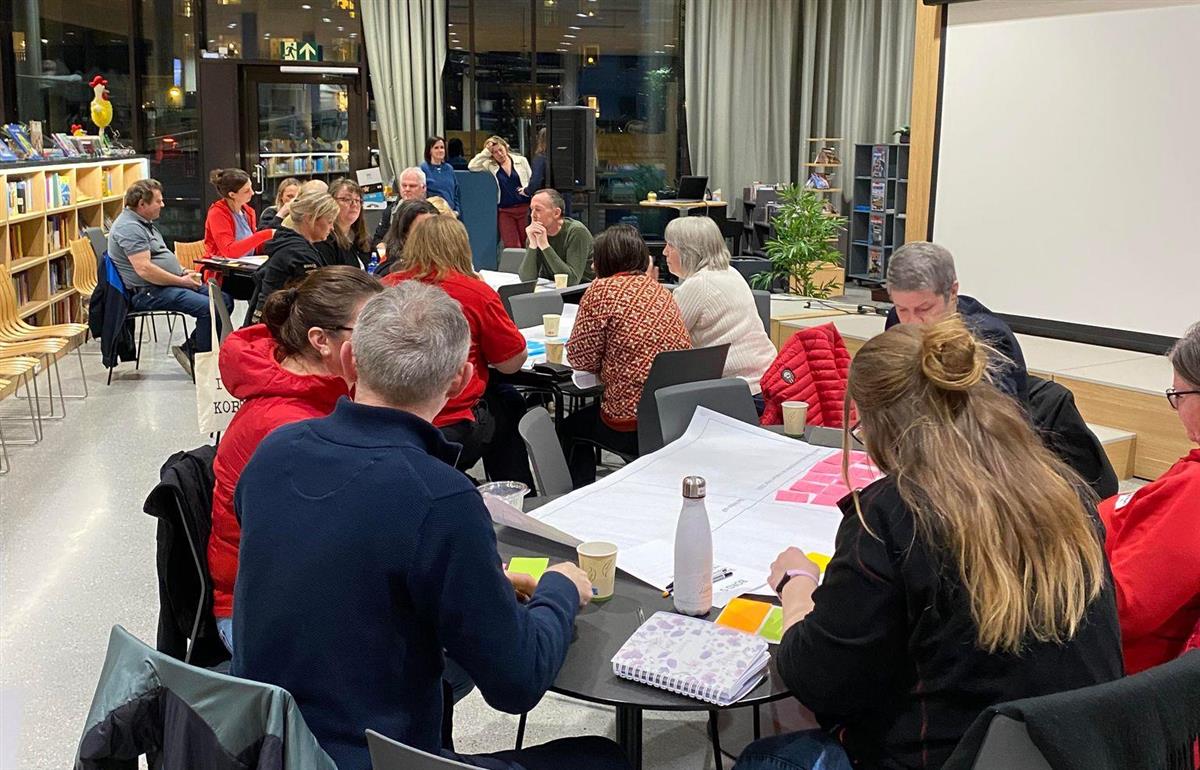 Folk som samarbeider på Frivillig Forum 2024 - Klikk for stort bilete